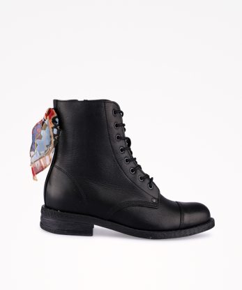 BOTA EM PELE ESTILO MILITAR COM CAP TOE E LENÇO APLICADO
