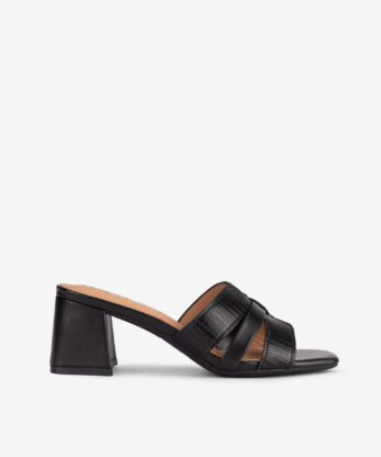 SANDÁLIA MULE DE TACÃO COMBINADA COM ESTAMPADO EM PEÇAS SOBREPOSTAS DE FORMA QUADRADA