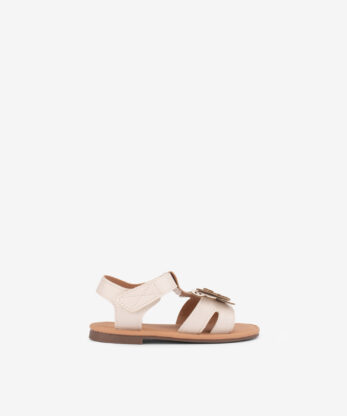 SANDÁLIA RASA DE VELCRO COM DETALHE