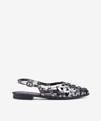 SANDÁLIA FECHADA SLING BACK COM DETALHES PERFURADOS COM TACHAS METÁLICAS