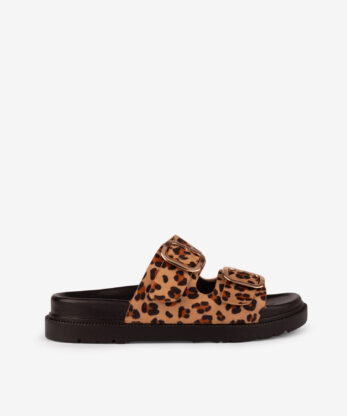 SANDÁLIA DE FIVELAS ESTAMPADA LEOPARDO EM SOLA PLATAFORMA COM RÁFIA